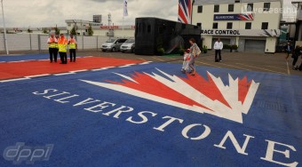 Button a bölcsőben