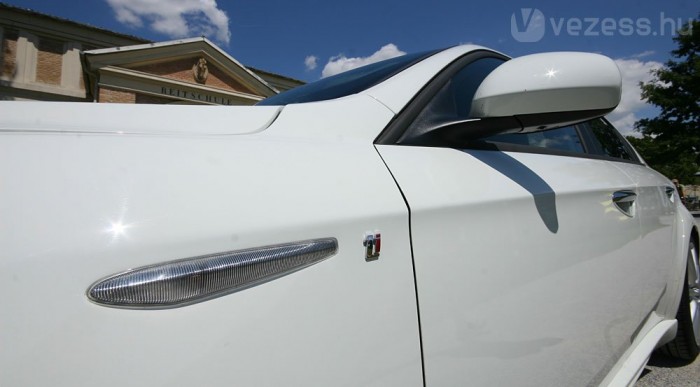 A tükör autópályán zajos