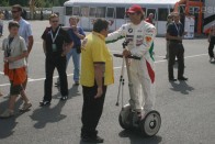 Alex Zanardi (j.) mindkét lábát amputálták 2001-ben egy autóversenyen történt baleset után, Brnoban győzelmet ünnepelhetett