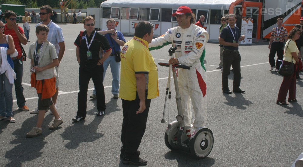 Alex Zanardi (j.) mindkét lábát amputálták 2001-ben egy autóversenyen történt baleset után, Brnoban győzelmet ünnepelhetett