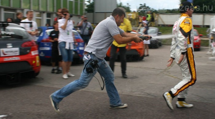 A csapatvezető locsolja a versenyzőt
