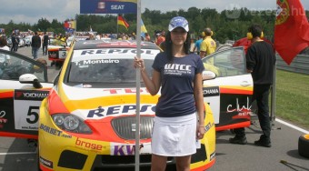 Csajok és versenyautók