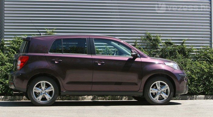 A hátul ülőket jótékony sötétítés takarja