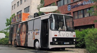 Öreg Ikarusszal fogdossák a nőket