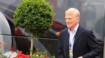 Mosley nem megy sehova