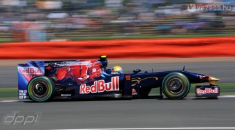 Félpénzből dolgozik a kistestvér