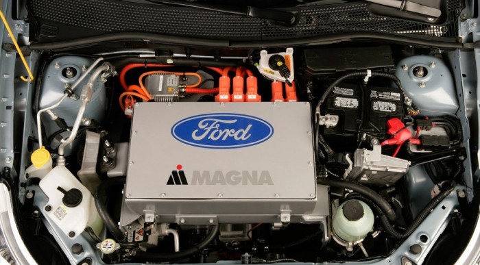 A motor és a hajtás elfér a normál változat orrában