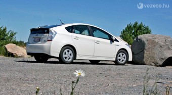 Világszám! 2,8 literrel elmegy a Prius