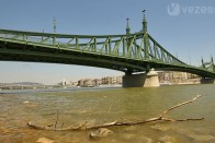A rakpartról így fest a felújított híd