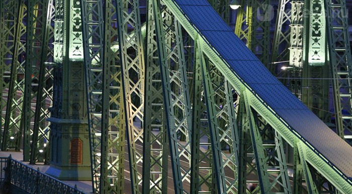 Kísértethíd a Dunán 9 | Vezess Fehér fényben fürdik