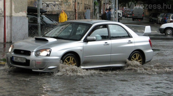 Tó keletkezett Budán