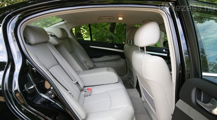 Hatalmasra tárható ajtók