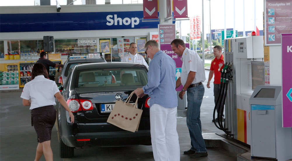 Ajándékot is kaptak, az első vásárlók