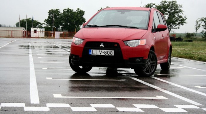 Feldobja a mezei Coltot a Ralliart stílus