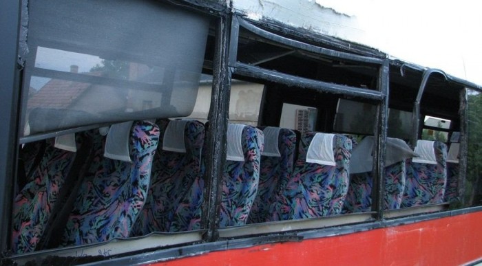 Az Ikarus Bicske felé indult, épp csak elhagyta a megállót