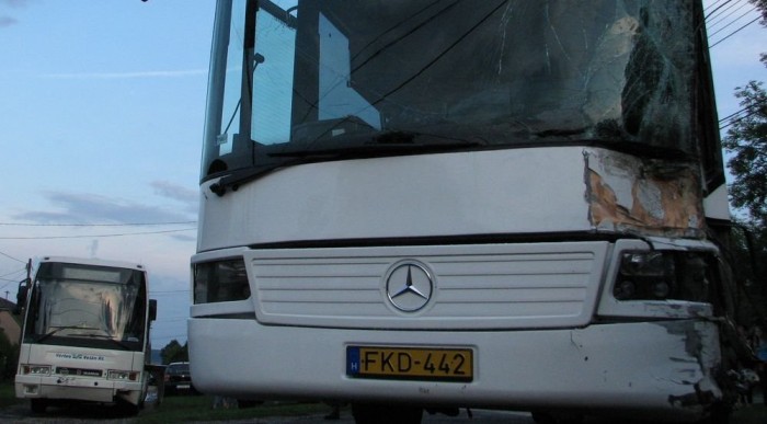 A Mercedes sarka végiggyalulta az Ikarus oldalát