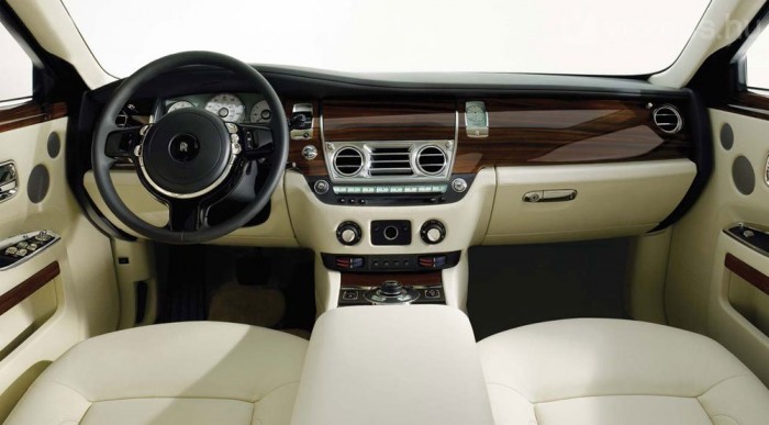 Sportkocsit kapnak a Rolls-Royce-vevők 6