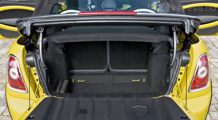 Nemcsak a csomagtérajtó, de a tető alja is nyitható