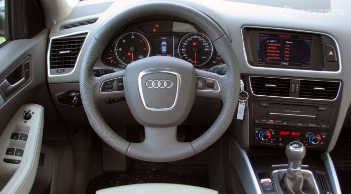 A műszerfal általános audis, semmi nem utal terepjárásra