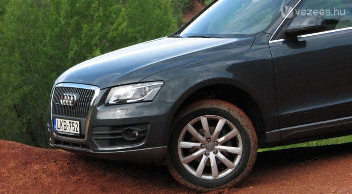 Harapja az utat. Vagy a sarat