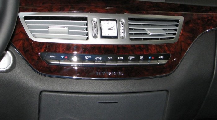 Büszke felirat a műszerfal közepén