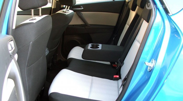 Rossz a helykihasználás: hátul kevés a lábtér a 4,46 méteres autóban