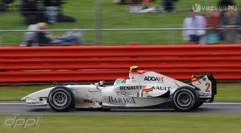 Készül az új csapat autója