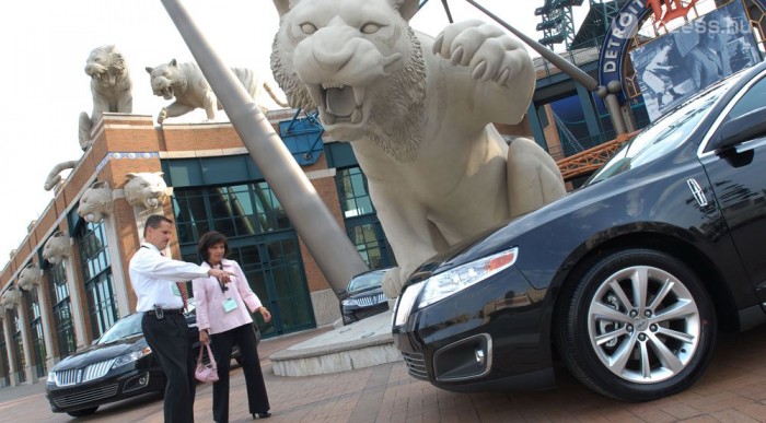 A világ 1. autópiaca, Kínával versenyben