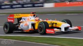 Százezer spanyol előtt parádézik Alonso