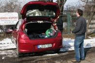 Elfogadható a csomagtér mérete. Kalaptartó nélkül felfelé jól lehet terjeszkedni