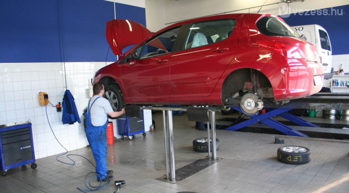 Egy francia dízel: mi jó sülhet ki ebből? 7 | Vezess Egyszer járt olajcserén, 20 ezer km után. A benzines 308-ast elég 30 ezrenként olajcserre vinni