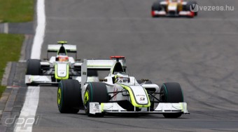 Button örül a Red Bull-belharcnak