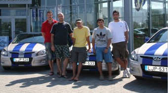 Kétméteres sztárok koreai autóban