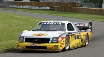 Durva Toyota száguld