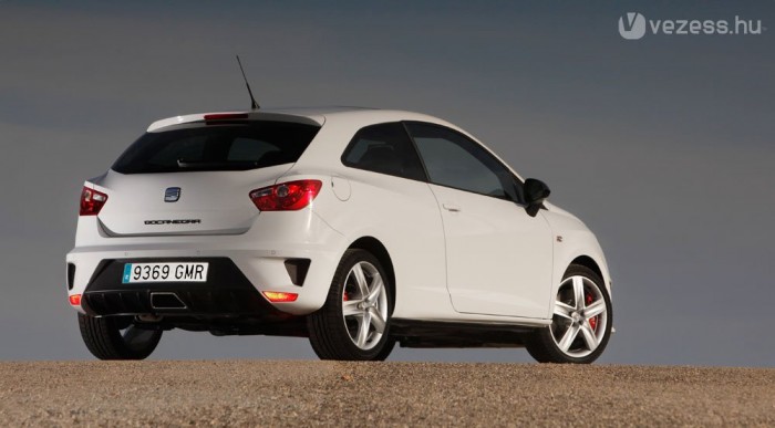 Jól néz ki a Cupra középső kipufogóvége