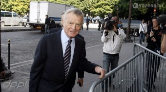 Mosley lelép, utódot jelöl