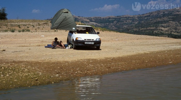 Nem lakóautó, hanem mesterséges árnyék