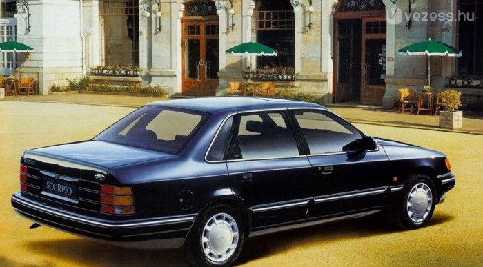 Szervokormány nélkül készült a Scorpio CL. A képen lévő Ghia és a GL azonban alapáron megkapta