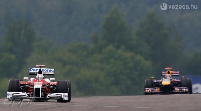 Nem cserél csapatot Webber és Trulli