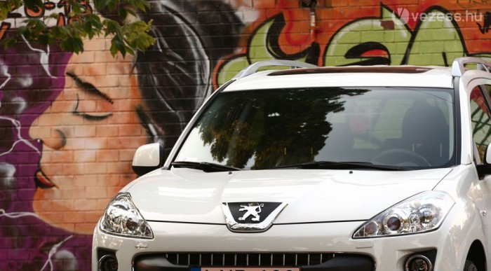 Mitsubishinek látszó Peugeot terepjáró, Citroën-motorral 9