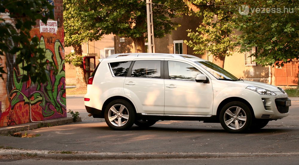 Mitsubishinek látszó Peugeot terepjáró, Citroën-motorral 10