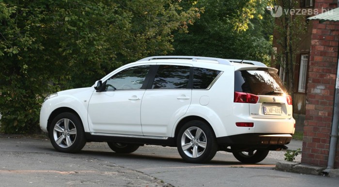 Mitsubishinek látszó Peugeot terepjáró, Citroën-motorral 8