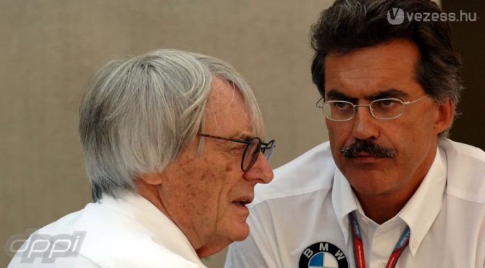 A csapatok küzdenek a pályákért