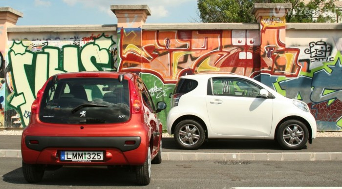 Azonos felszereltséggel az iQ behozza hátrányát. Drágább, de sokkal jobban felszerelt