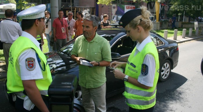 A politika mindenütt feltűnik