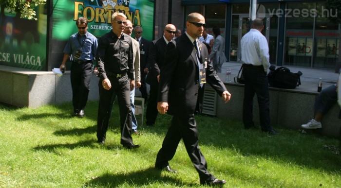 Aki nem lép egyszerre..