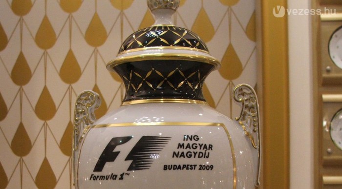 Rá kell ragasztani a tetejét