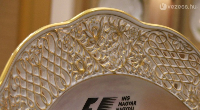 Késsel vágják a csipkét a képlékeny anyagba