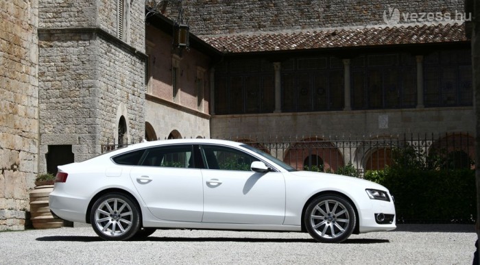 Talán a BMW 5 GT-re emlékeztet picit