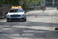 Akárcsak az F1-en, Safety Car ellenőrzi a pályát